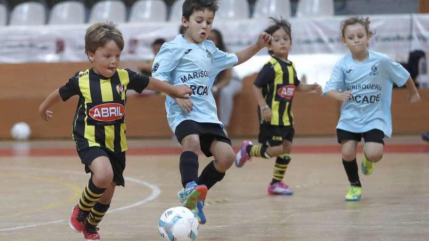 Imagen del partido entre el Rápido de Bouzas y el Casa Paco que abrió la competición en As Travesas. // Ricardo Grobas