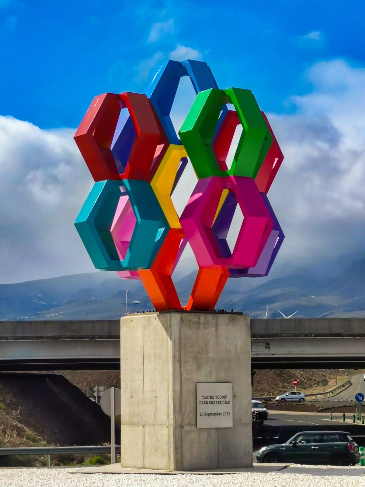 Entre todos, la primera obra casi de ingeniería de arte abstracto de Suárez.