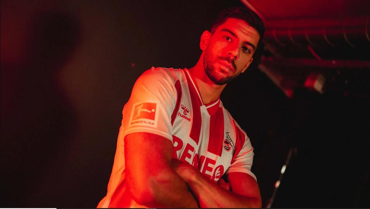 Cenk Özkacar con la camiseta del Koln