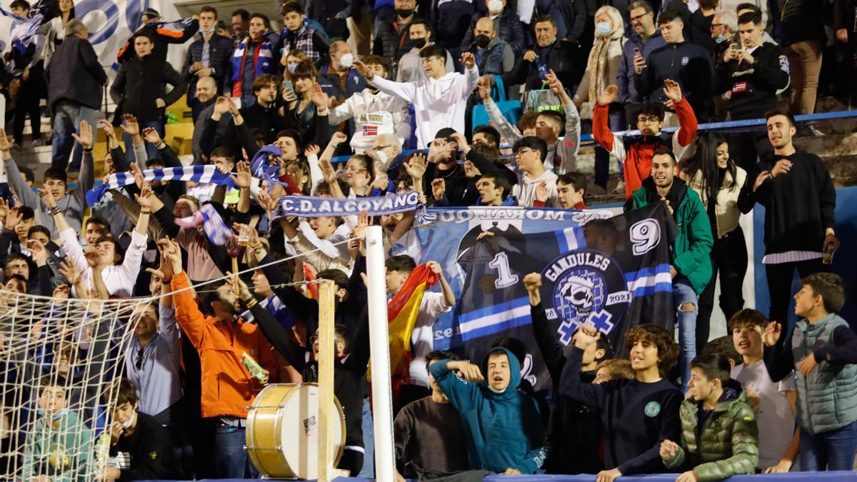 La grada de El Collao anima a su equipo esta temporada en Primera RFEF.