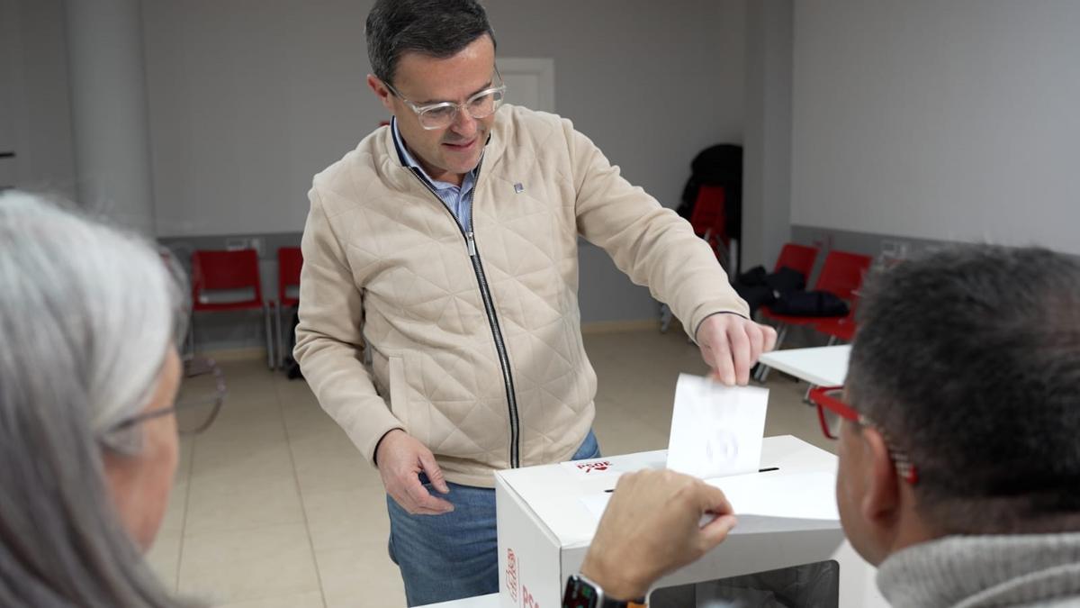 Votación del candidato a liderar el PSOE Miguel Ángel Gallardo.