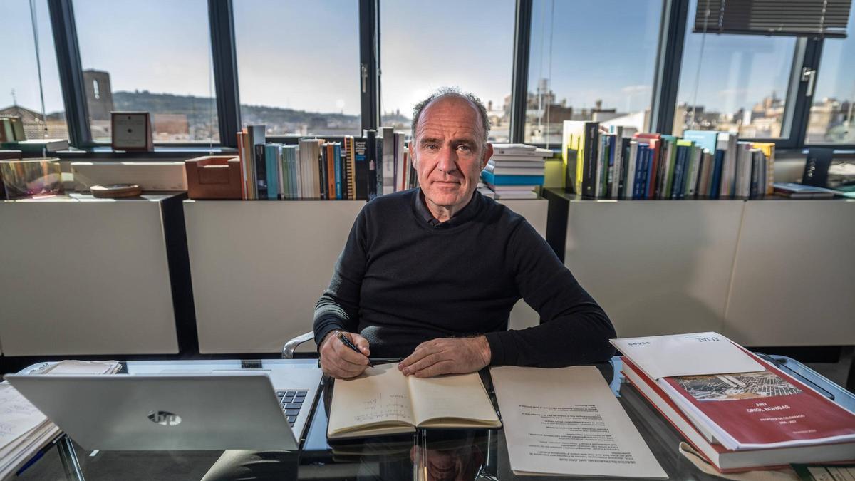 Guim Costa i Calsamiglia, decano del Col·legi d'Arquitectes de Catalunya, en su despacho durante la entrevista con EL PERIODICO.