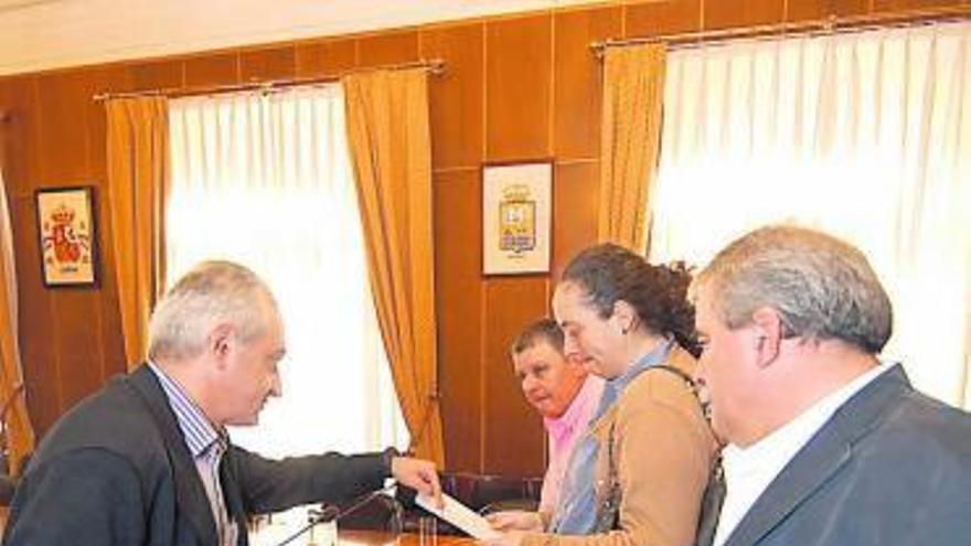 Aníbal Vázquez, con miembros de su equipo, antes del Pleno.