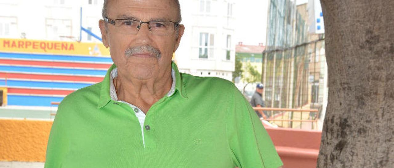 Julián González Santiago, ayer, en la playa de Marpequeña.