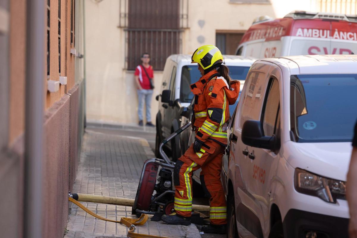 Una de las bomberas que ha actuado en el incendio registrado en Xàtiva.