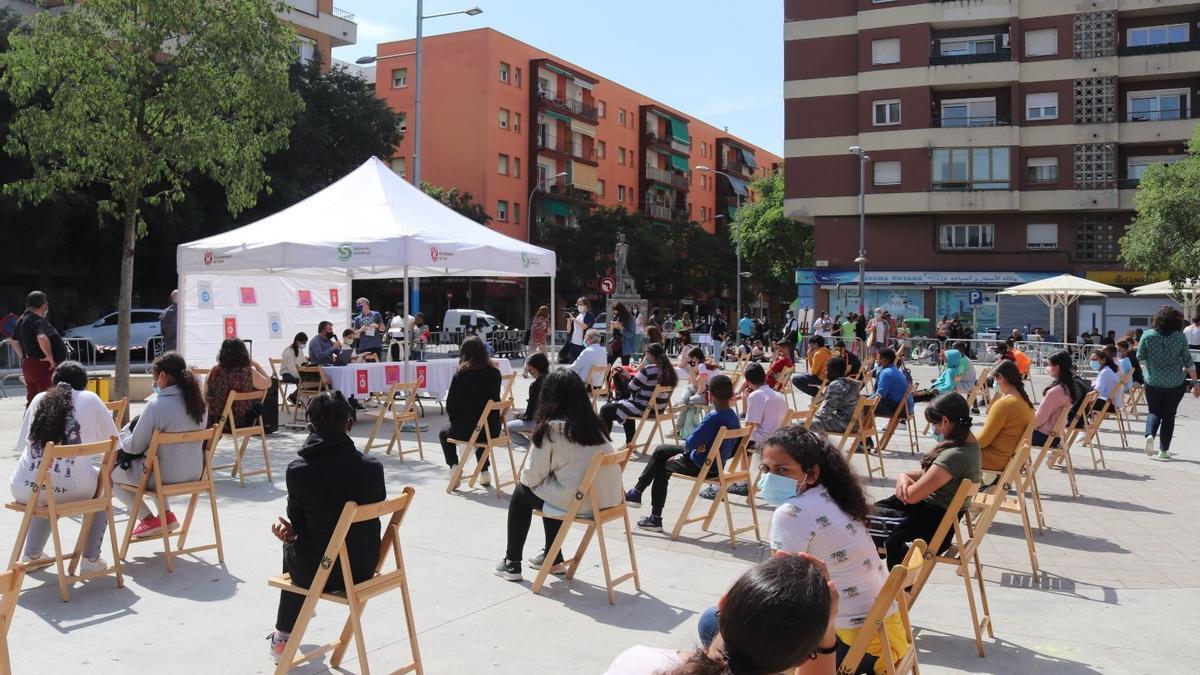 Un dels programes de Ràdio Escola, gravat al carrer.