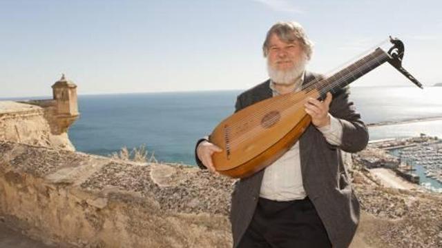 El músico Paul O'Dette, en el Castillo de Santa Bárbara de Alicante.