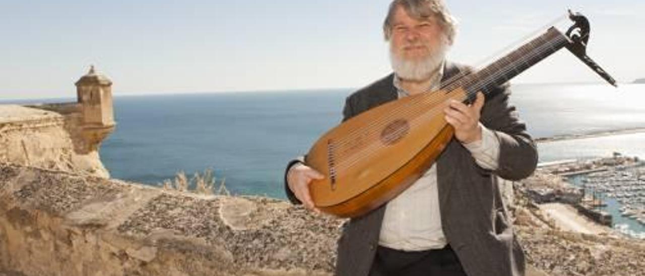 El músico Paul O&#039;Dette, en el Castillo de Santa Bárbara de Alicante.