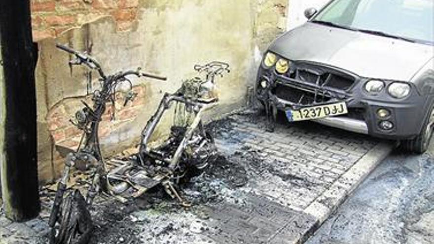 CALCINAN UNA MOTO EN VINARÒS DE MADRUGADA