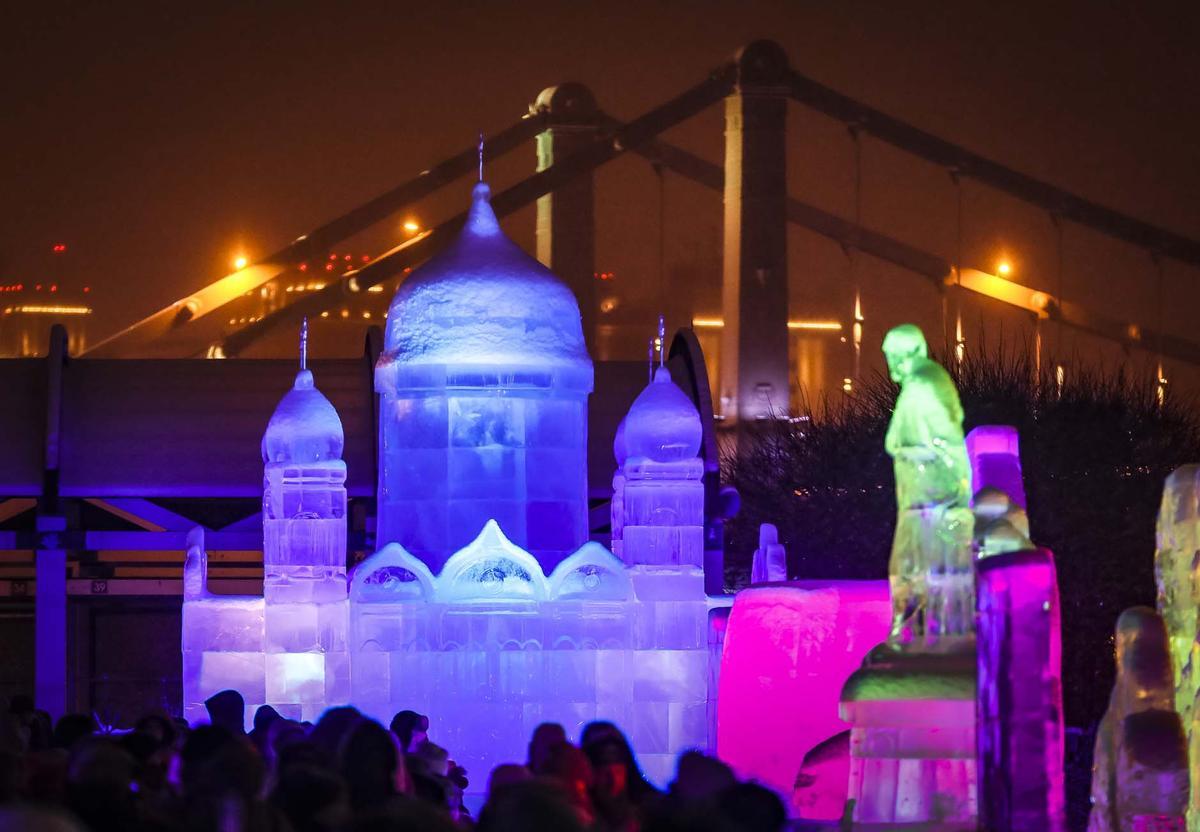 Esculturas y castillos de nieve en festivales de hielo de Moscú y  Heilongjiang, en el norte de China