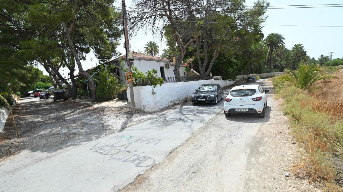 Camino Fábrica de Ferrández en uno de los accesos a la zona residencial de las "Casitas de Ferrández",.