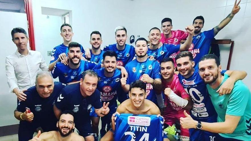 Los jugadores del Bisontes Castellón celebra el triunfo ante el Real Betis B.