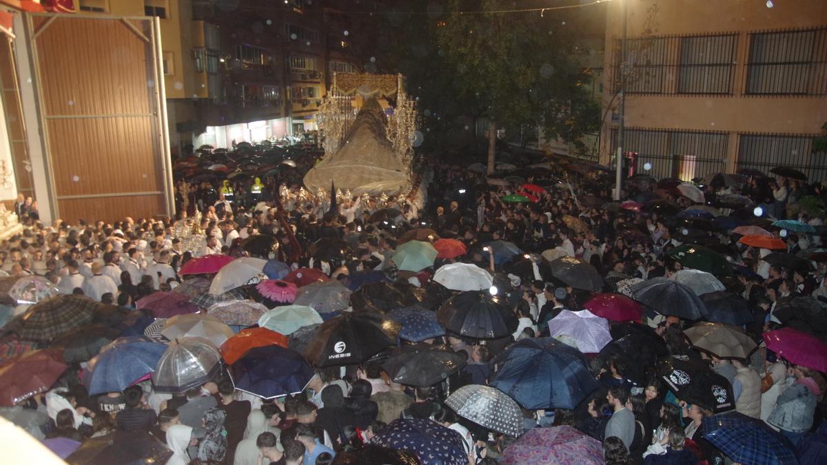 María Santísima del Gran Perdón, de la hermandad del Prendimiento, bajo la lluvia.