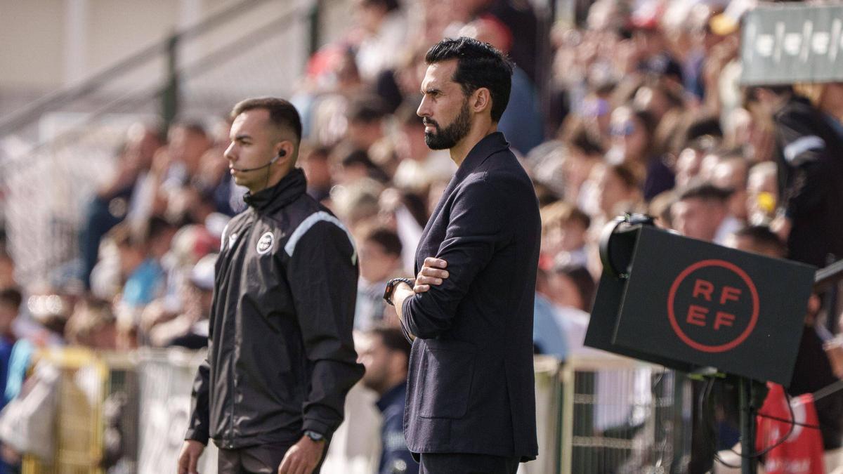 Álvaro Arbeloa observa el partido del Real MadridCastilla el pasado domingo en Mérida.