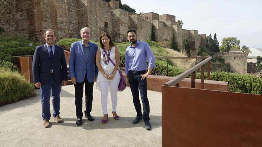 El alcalde de Málaga, Francisco de la Torre, y el portavoz del grupo municipal de Ciudadanos, Juan Cassá, junto con los concejales de Ordenación del Territorio y Vivienda y de Cultura han visitado el espacio.