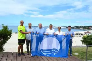 El izado de las banderas azules en sus 17 playas da inicio a la temporada de verano en Sanxenxo
