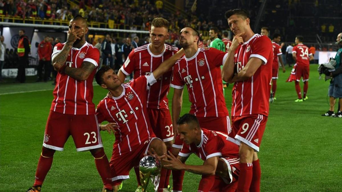 Vidal, primero por la izquierda, celebra con algunos compañeros el título de la Supercopa del Bayern