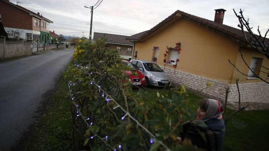 Las casas de La Piñera se engalanan con luces por Navidad