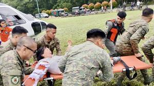 Soldados descargando a una víctima de un helicóptero de rescate militar en la ciudad de Maco, provincia de Davao de Oro, Filipinas.