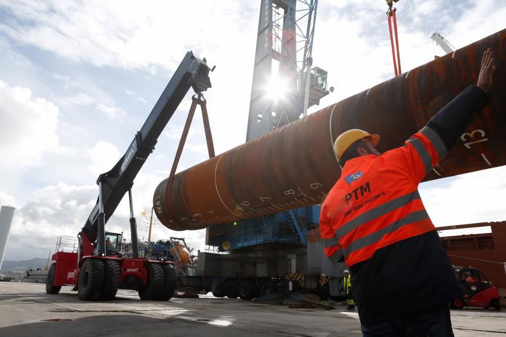 Carga de piezas destinadas al parque flotante marino Wikinger en el Muelle de Valliniello.