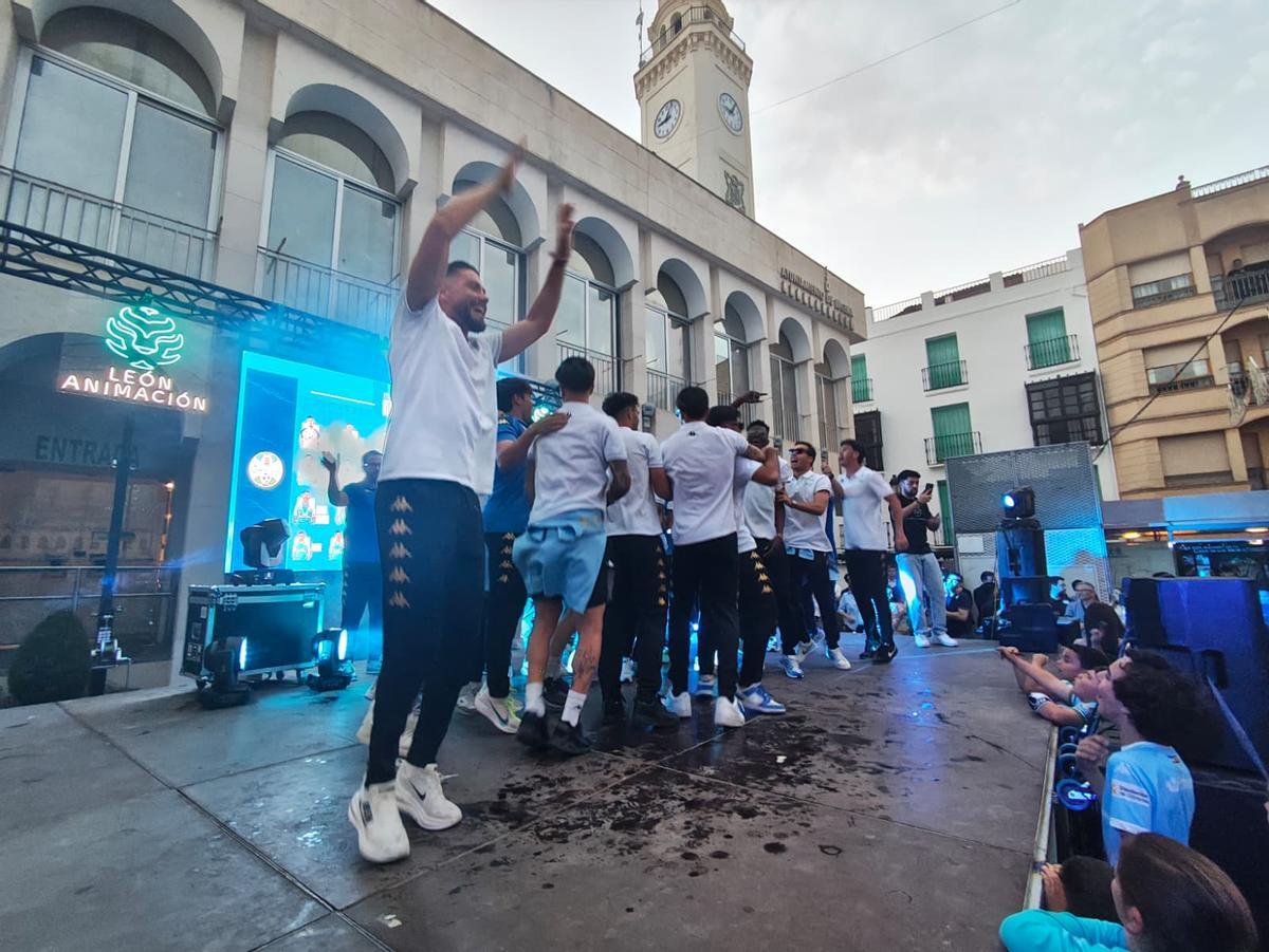 La celebración del ascenso del Ciudad de Lucena en la Plaza Nueva, fechas atrás.