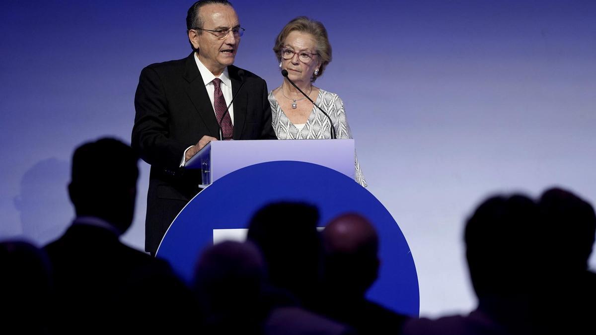 El presidente de Prensa Ibérica, Javier Moll, y la vicepresidenta de Prensa Ibérica, Arantza Sarasola, durante su intervención en la 'Fiesta de la España Plural'.