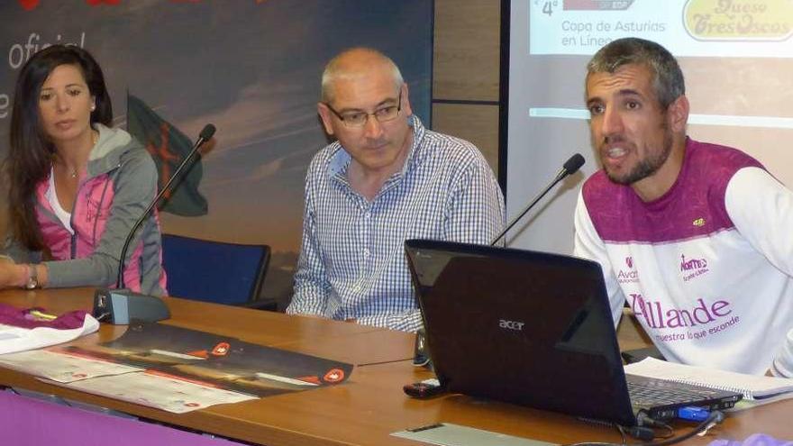 Por la izquierda, María del Castillo, responsable de comunicación de la FEMPA; el alcalde, José Antonio Mesa, y Raúl Barrera, organizador, ayer durante la presentación.