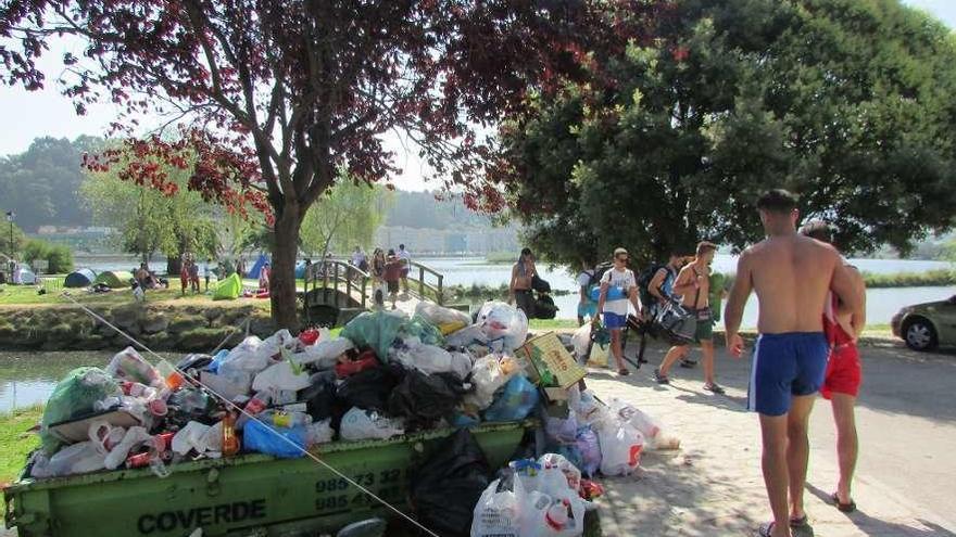 Un contenedor repleto de basura en el prau de San Juan de Ribadesella ayer.