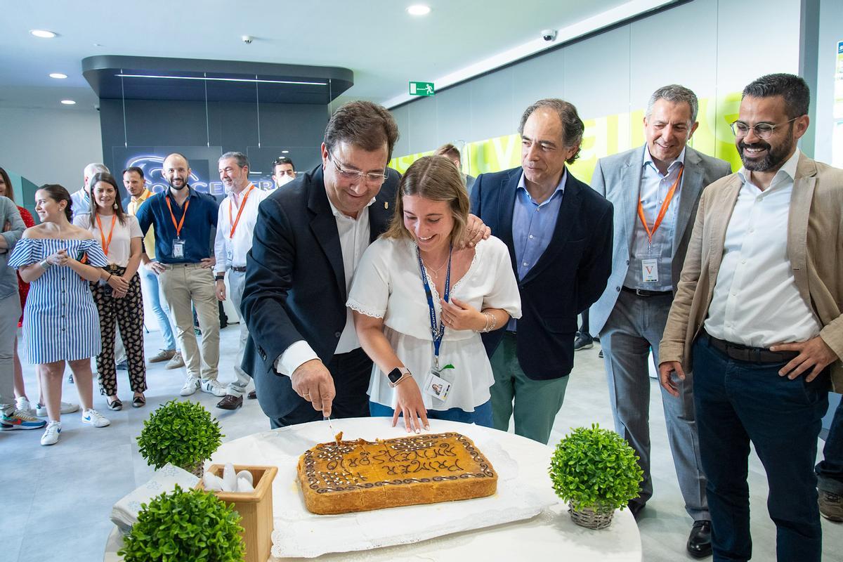 El presidente celebra el primer año del centro de atención al cliente en Olivenza.