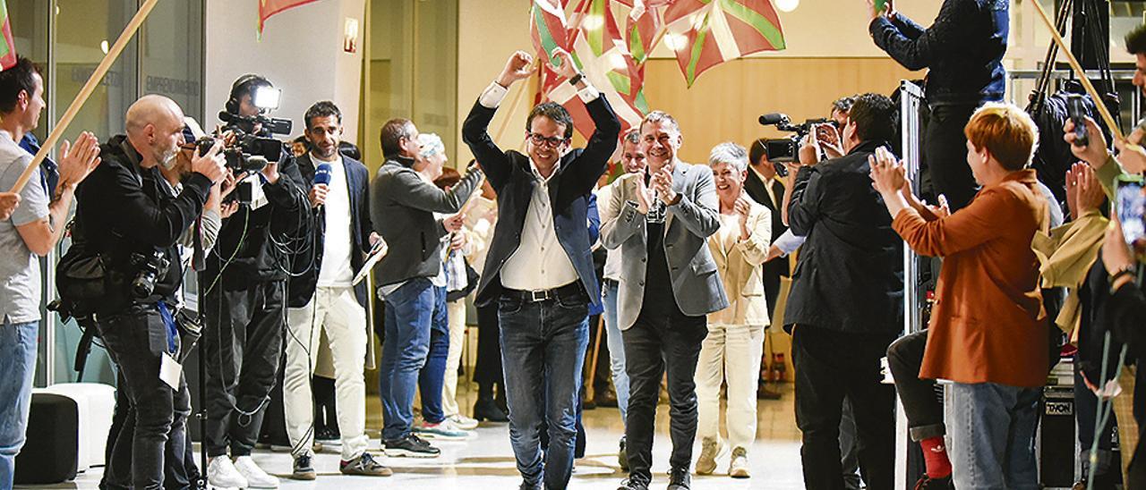 El candidato a lehendakari, Pello Otxandiano, celebra los resultados durante el seguimiento de la jornada electoral de elecciones autonómicas del País Vasco.