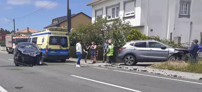 Tres feridos nunha colisión na estrada AC-442 en Vimianzo