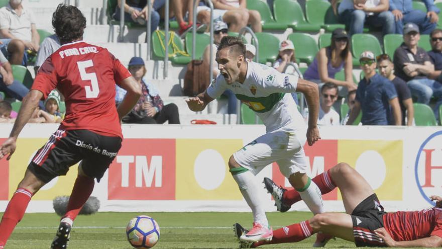 Un momento del partido jugado entre el Elche y el Mirandés en el Martínez Valero