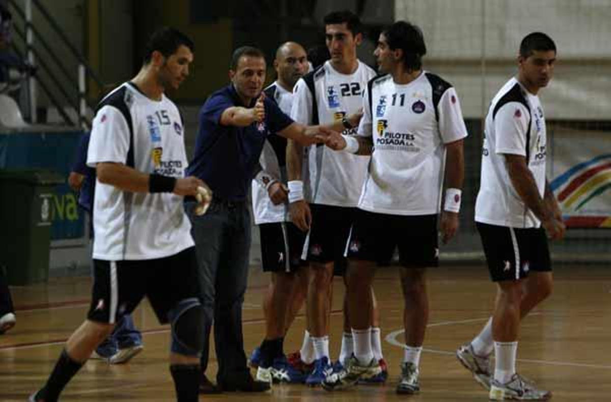 Quique Domínguez da instrucciones a sus jugadores durante un partido en As Travesas.