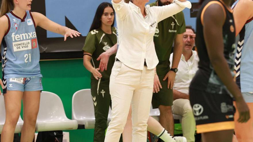 Cristina Cantero da instrucciones en un partido en Navia. |  J. Lores