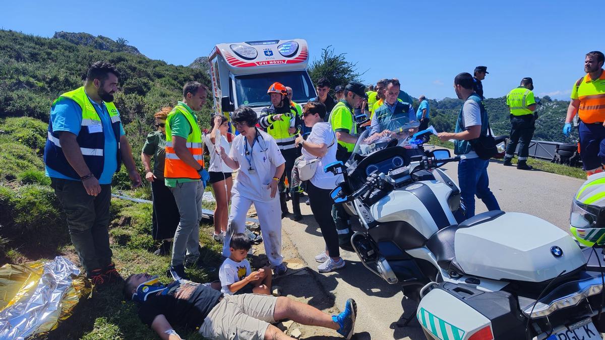 Javier Sanz, tumbado junto a su sobrino Guillermo y rodeado de sanitarios en la zona del accidente de autobús de Covadonga.