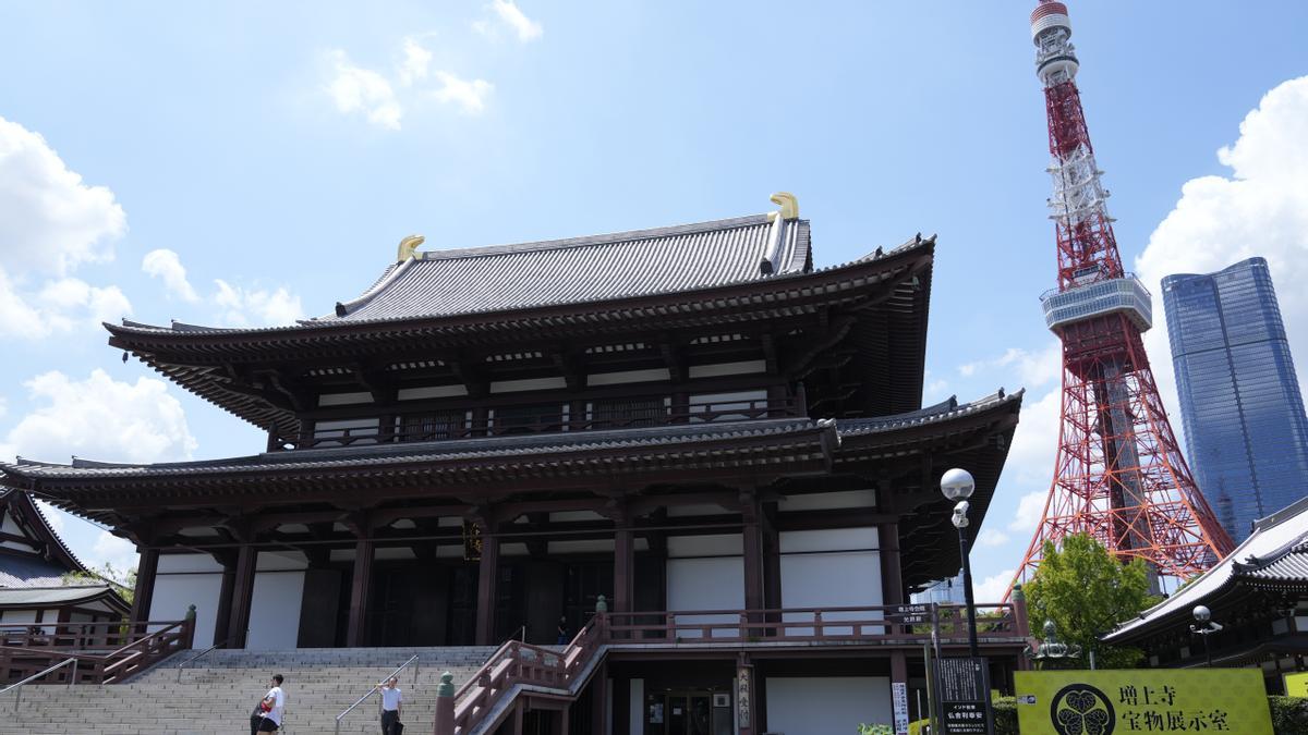 El templo Zojoji, con la Torre de Tokio como telón de fondo, tras la ceremonia anual en honor a las víctimas del bombardeo atómico de Nagasaki, en Tokio, el viernes 9 de agosto de 2024.