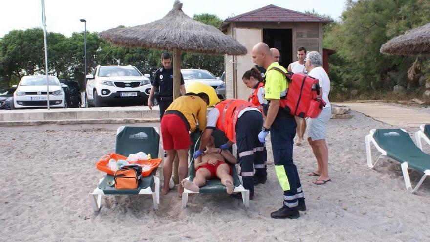 Efectivos sanitarios y policías, junto al joven herido, anteayer en Son Servera.