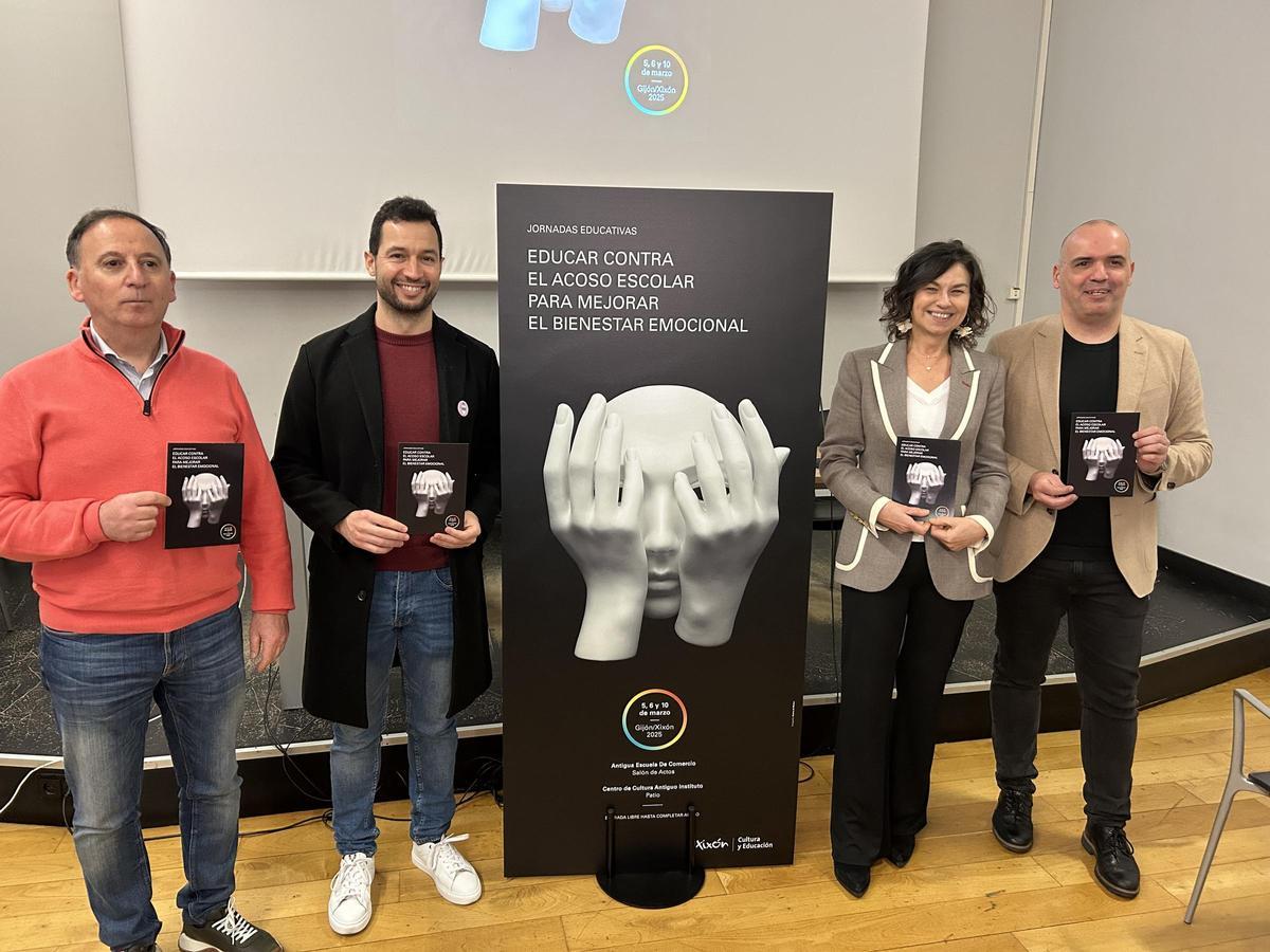 Por la izquierda, Manolo González, Aitor Martínez, Montserrat López y García de Marina, en el Antiguo Instituto.