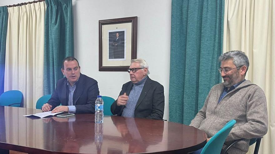 El presidente de la Diputación, Francisco Requejo; el alcalde de Alcañices, Jesús María Lorenzo y el profesor de la Universidad de Salamanca, Arsenio Dacosta, en la calusura del seminario celebrado ayer. | Cedida