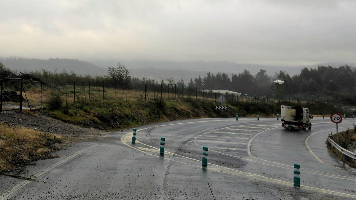 Un vial que pasa por los lindes de los terrenos industriales de O Pino, junto al aeropuerto