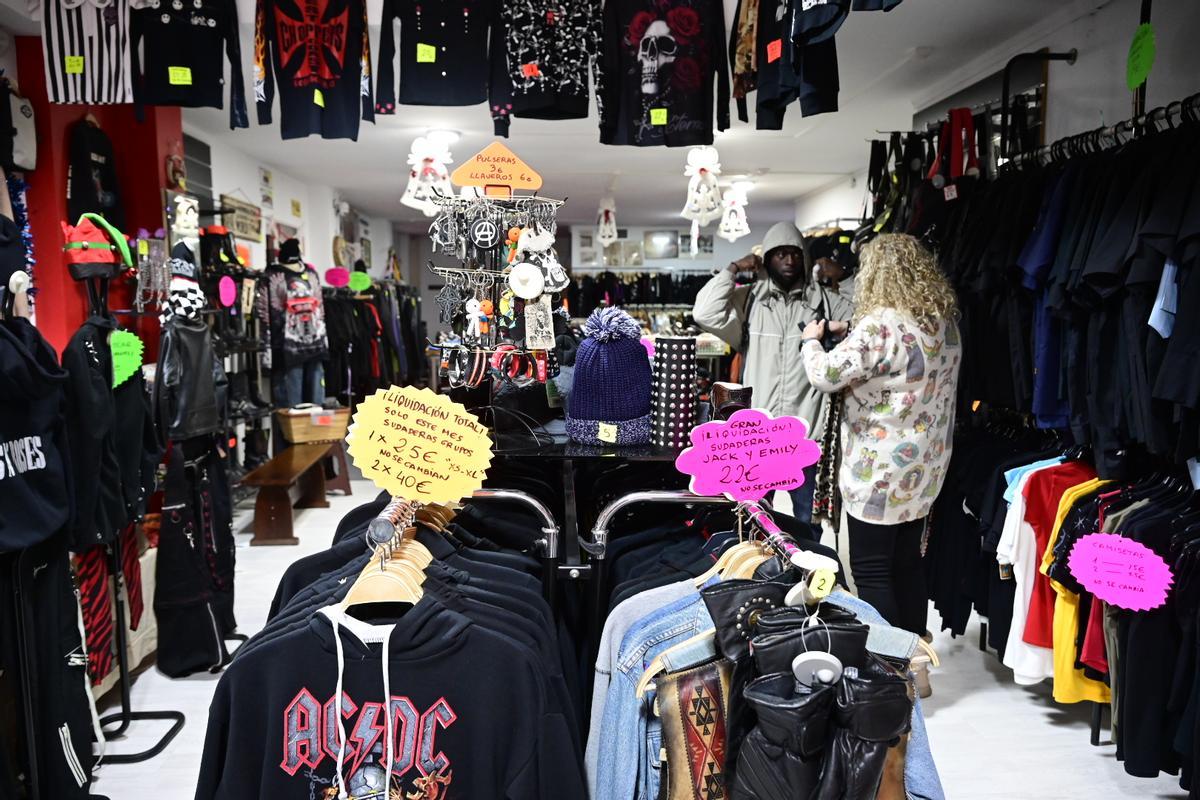 El negocio ofrece todo tipo de vestuario para 'rockers', 'heavies' o góticos.