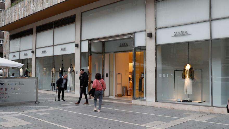 La tienda de Zara en el centro de Avilés que cerrará sus puertas el próximo día 25. | Mara Villamuza.