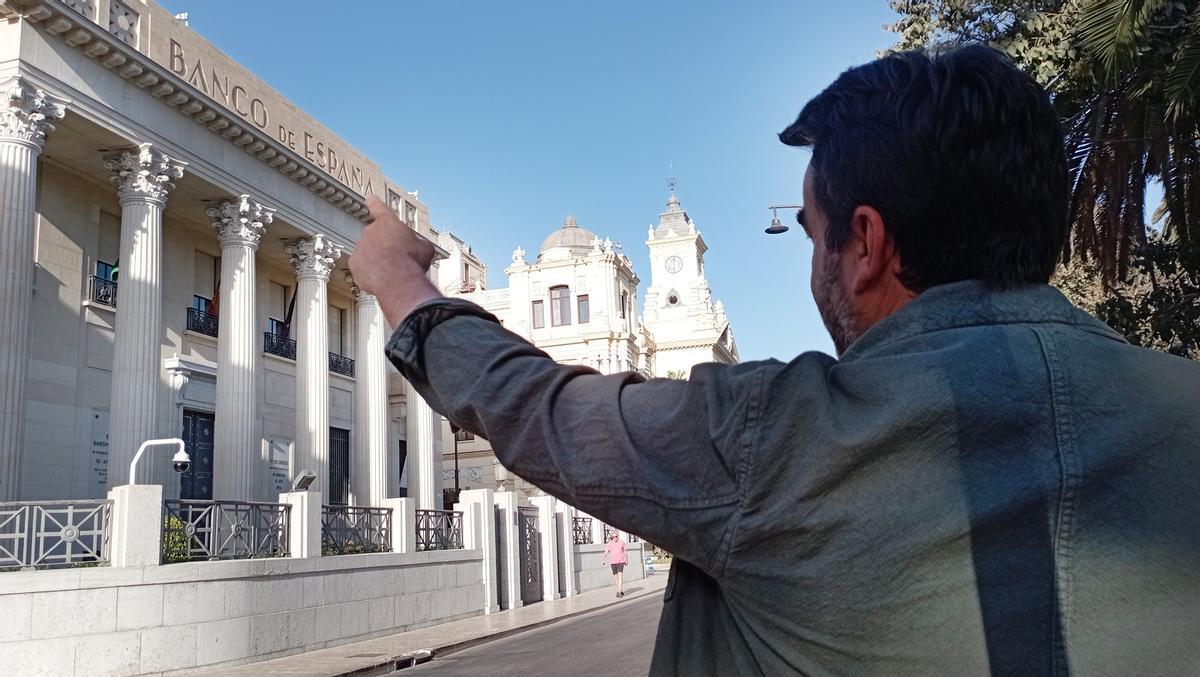El periodista señala el Banco de España.