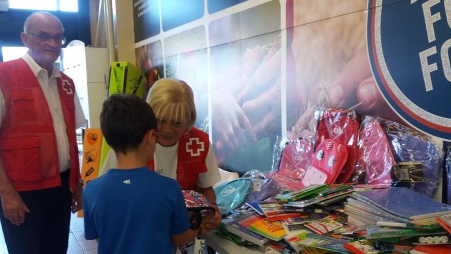 400 infants reben material escolar de Creu Roja Manresa i gairebé 40, ajuts escolars