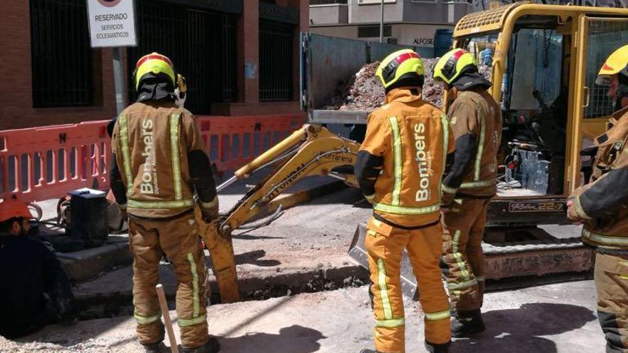 Los bomberos examinan la fuga de gas en Torres Quevedo