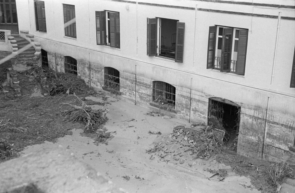 El sanatorio 18 de julio, embarrado tras las inundaciones del 29 de octubre de 1955.