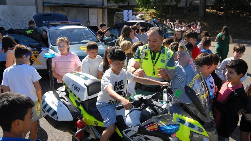 El CEIP Xesús Golmar conoce de cerca el Seprona, Tráfico y el Servicio Cinológico de la Benemérita