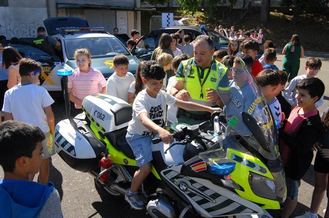 El CEIP Xesús Golmar conoce de cerca el Seprona, Tráfico y el Servicio Cinológico de la Benemérita