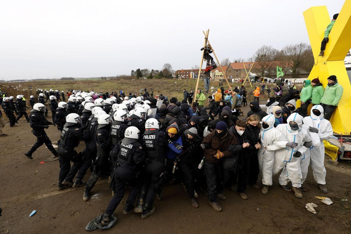Manifestación contra una mina de lignito a cielo abierto en el pueblo alemán de Luetzerath. Los activistas reclaman que Alemania deje de extraer y quemar carbón lo antes posible por la lucha contra el cambio climático.