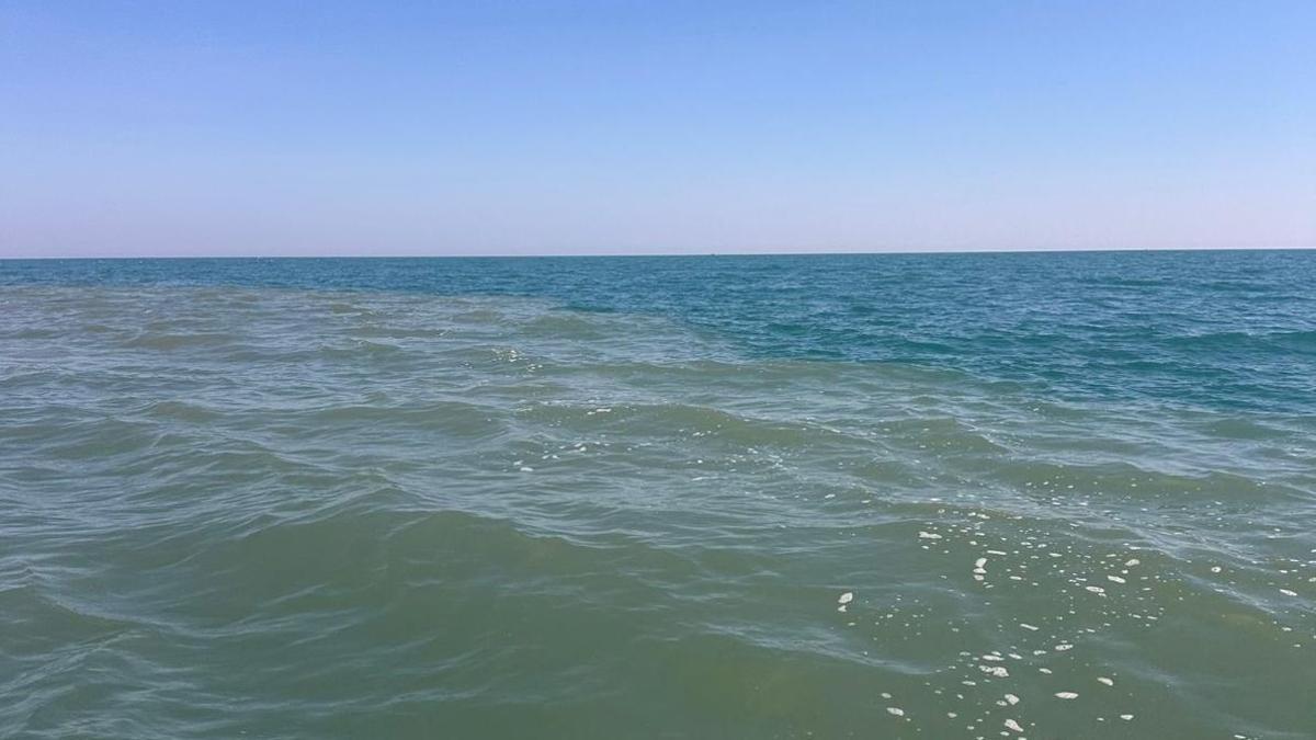 Mancha contaminante a la altura de la rotura del emisario, en la playa de la Malva-rosa.